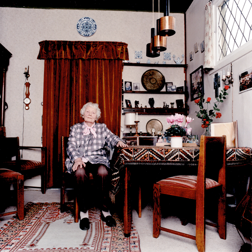 Mevrouw A.W. Fortuin - Rodenburg op Zuiddijk 64 rood. <br>
      Vastgelegd door fotograaf Margit Lammers 12-02-2002