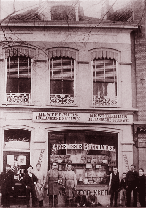 Boekwinkel Markt 9 
foto van voor 1900