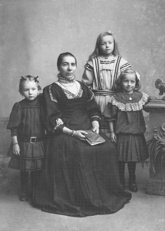 Anna met haar dochters vlnr Jo, Maartje, Jansje