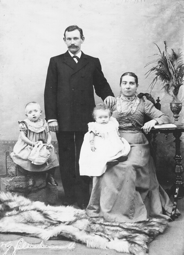 Willem en Anna met Maartje en Jansje 1903