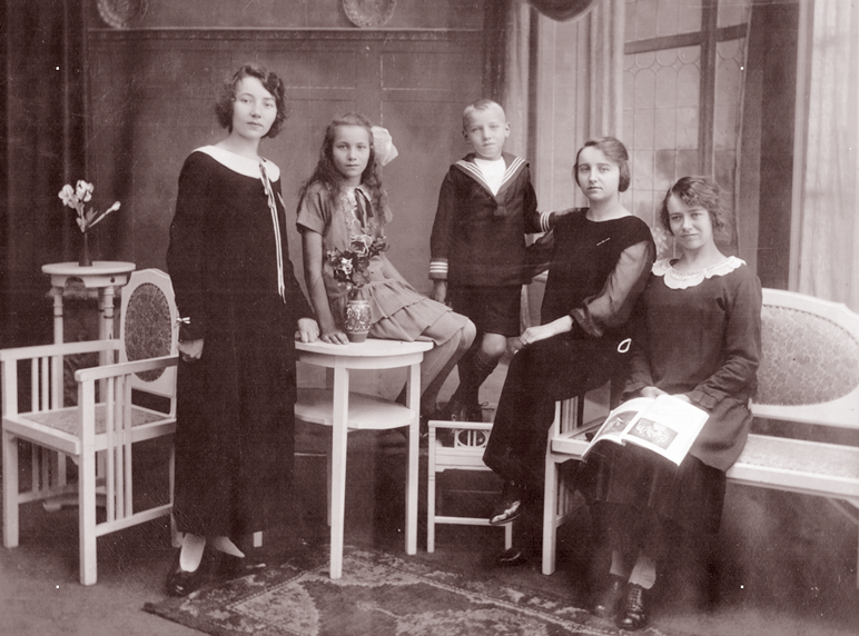 Vanwege 25 jaar huwelijk werd deze foto gemaakt van de kinderen: 1924 Jo, Anni, Dirk, Jans, Ma